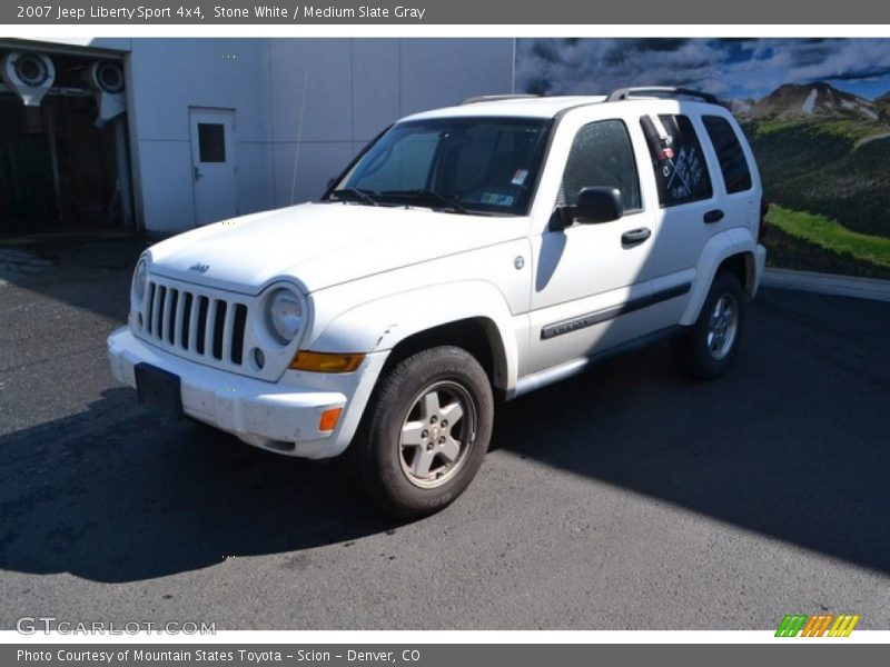 Front 3/4 View of 2007 Liberty Sport 4x4