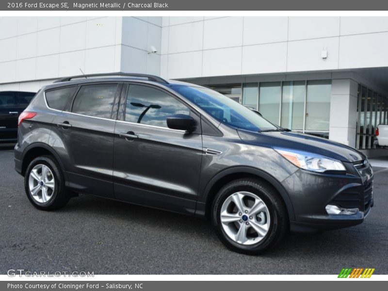 Front 3/4 View of 2016 Escape SE
