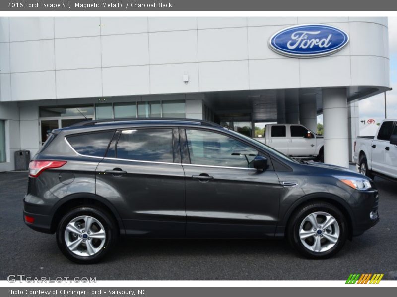 Magnetic Metallic / Charcoal Black 2016 Ford Escape SE