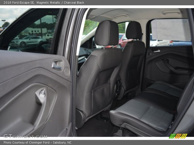 Magnetic Metallic / Charcoal Black 2016 Ford Escape SE