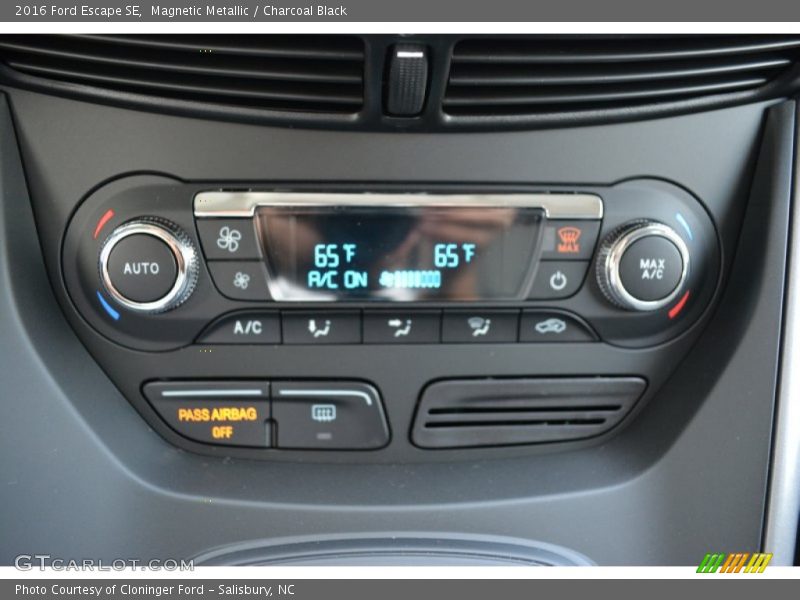 Magnetic Metallic / Charcoal Black 2016 Ford Escape SE