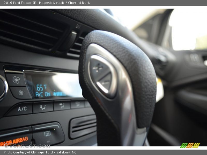 Magnetic Metallic / Charcoal Black 2016 Ford Escape SE