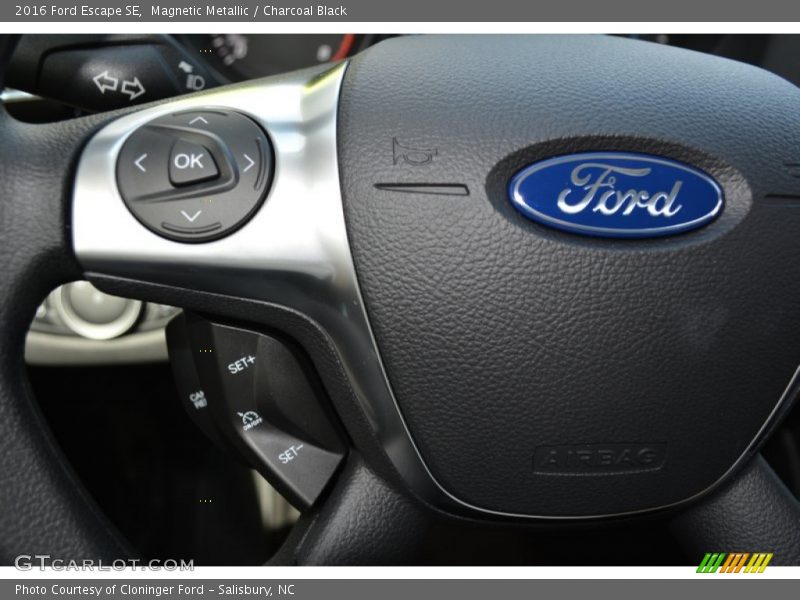 Magnetic Metallic / Charcoal Black 2016 Ford Escape SE