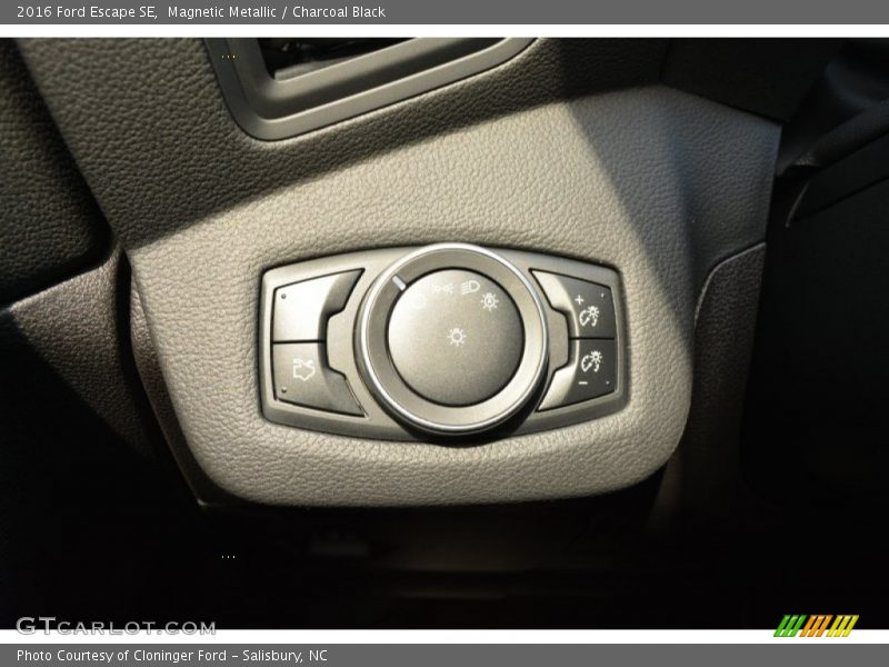Magnetic Metallic / Charcoal Black 2016 Ford Escape SE