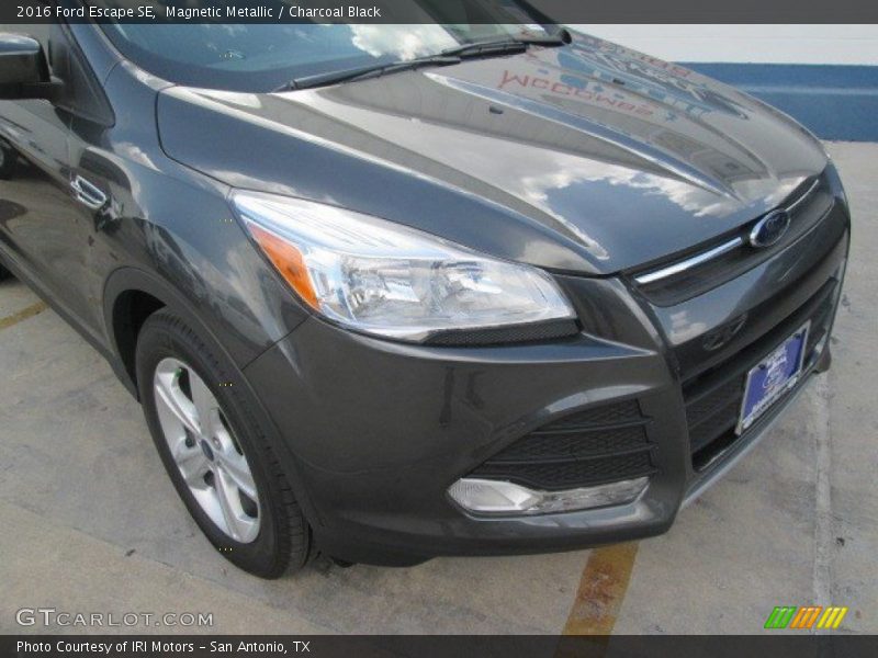 Magnetic Metallic / Charcoal Black 2016 Ford Escape SE