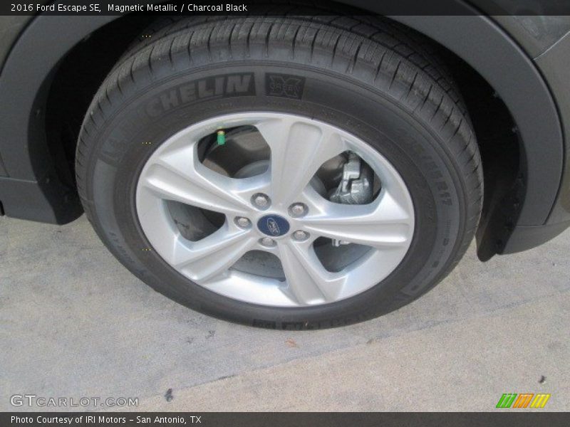 Magnetic Metallic / Charcoal Black 2016 Ford Escape SE