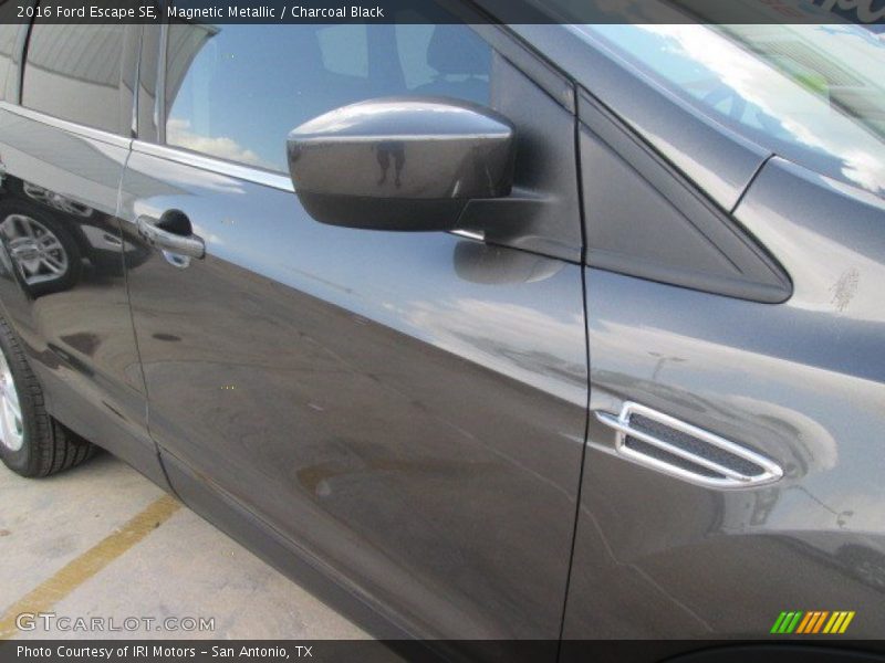 Magnetic Metallic / Charcoal Black 2016 Ford Escape SE