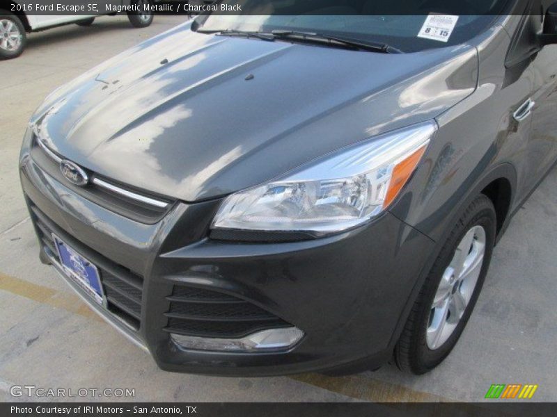 Magnetic Metallic / Charcoal Black 2016 Ford Escape SE