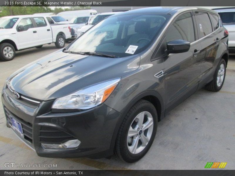 Magnetic Metallic / Charcoal Black 2016 Ford Escape SE