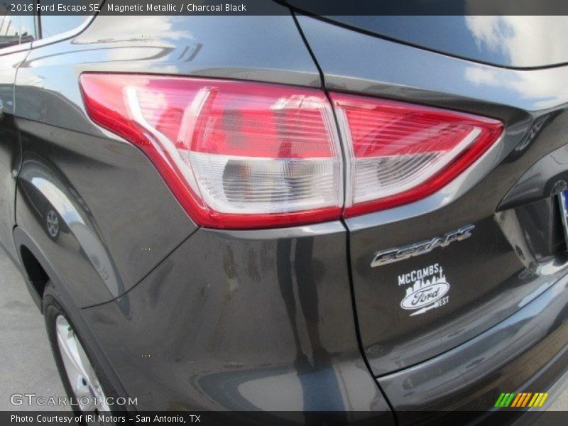 Magnetic Metallic / Charcoal Black 2016 Ford Escape SE