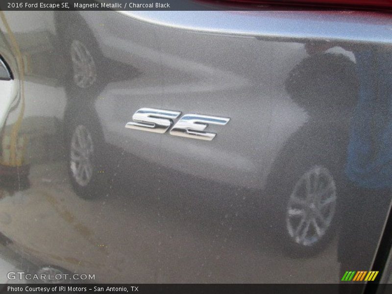 Magnetic Metallic / Charcoal Black 2016 Ford Escape SE