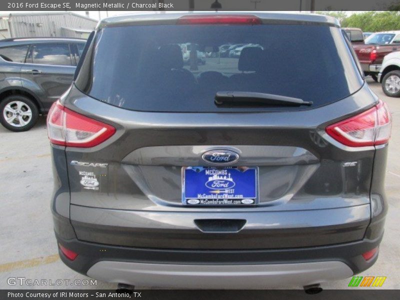Magnetic Metallic / Charcoal Black 2016 Ford Escape SE
