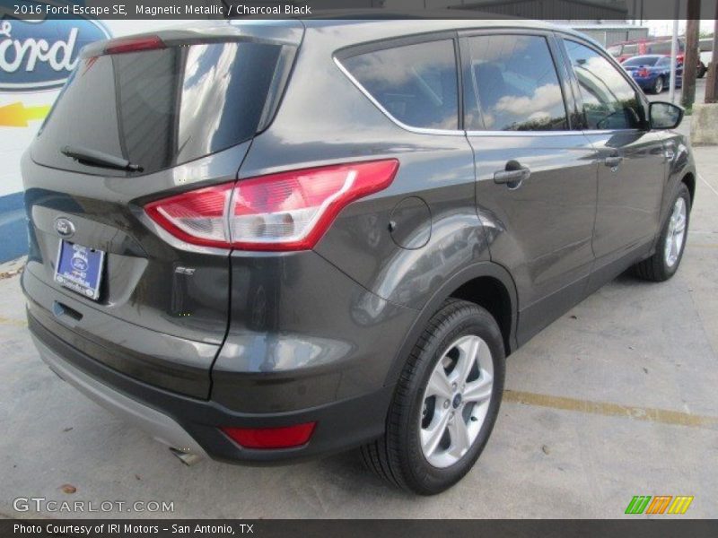 Magnetic Metallic / Charcoal Black 2016 Ford Escape SE