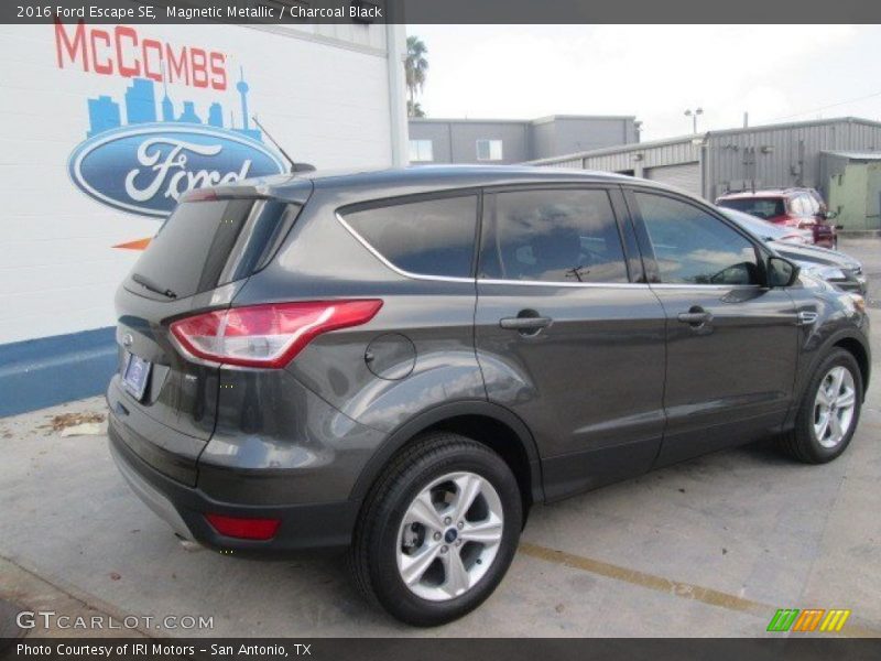 Magnetic Metallic / Charcoal Black 2016 Ford Escape SE