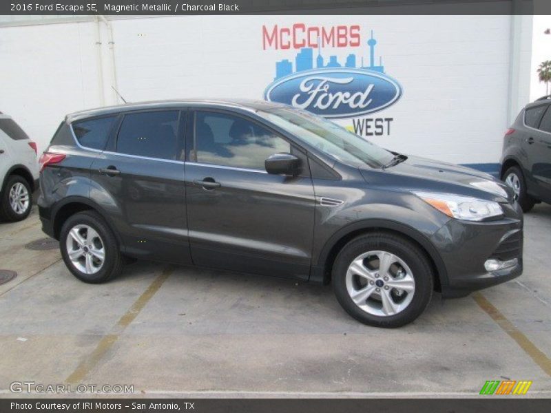 Magnetic Metallic / Charcoal Black 2016 Ford Escape SE