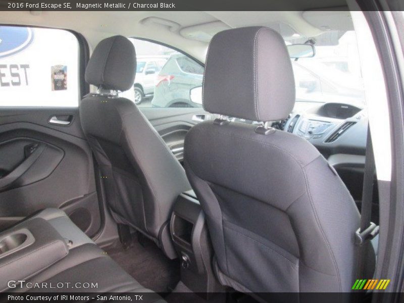 Magnetic Metallic / Charcoal Black 2016 Ford Escape SE
