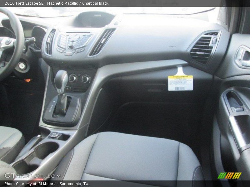 Magnetic Metallic / Charcoal Black 2016 Ford Escape SE