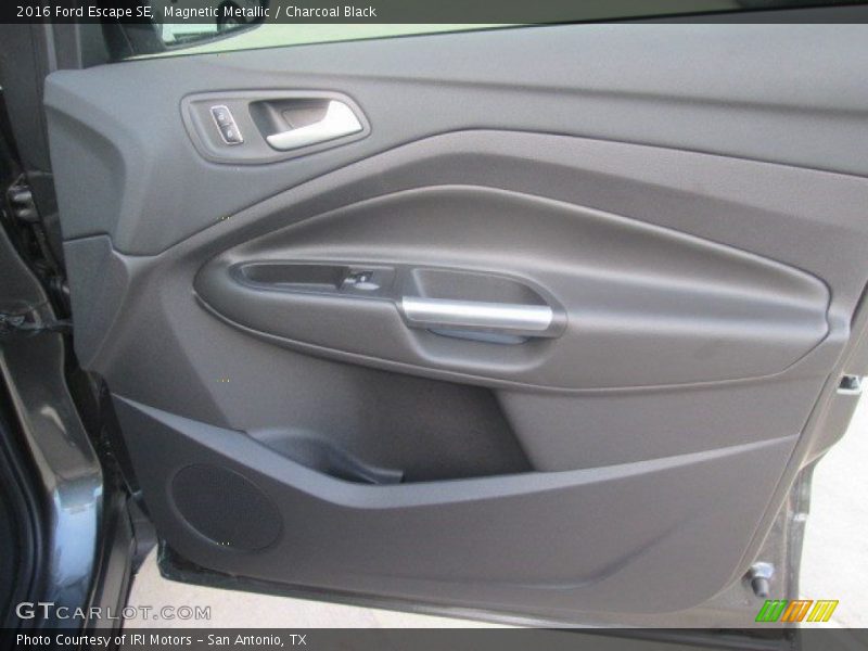 Magnetic Metallic / Charcoal Black 2016 Ford Escape SE