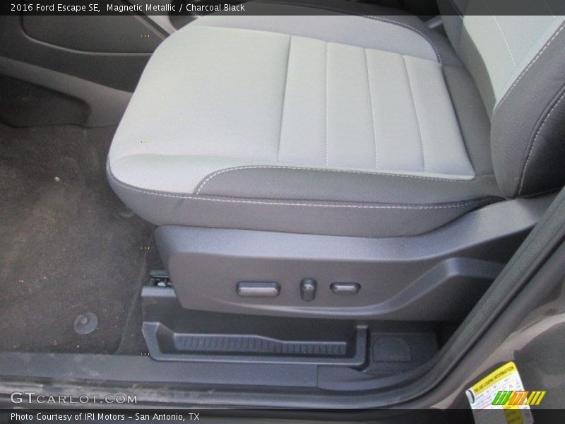 Magnetic Metallic / Charcoal Black 2016 Ford Escape SE