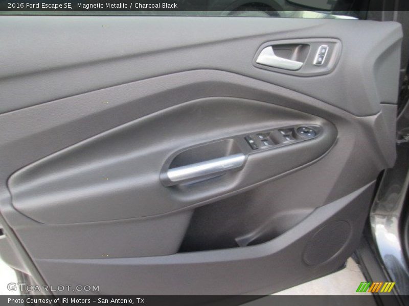 Magnetic Metallic / Charcoal Black 2016 Ford Escape SE