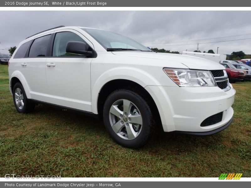 Front 3/4 View of 2016 Journey SE