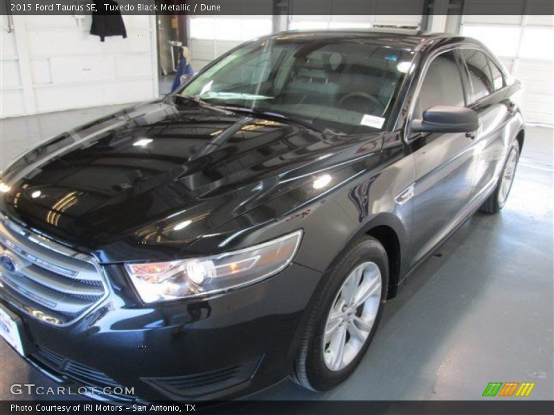 Tuxedo Black Metallic / Dune 2015 Ford Taurus SE