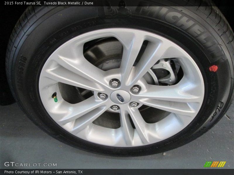 Tuxedo Black Metallic / Dune 2015 Ford Taurus SE