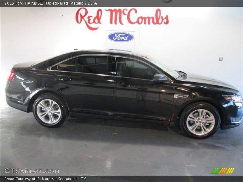 Tuxedo Black Metallic / Dune 2015 Ford Taurus SE