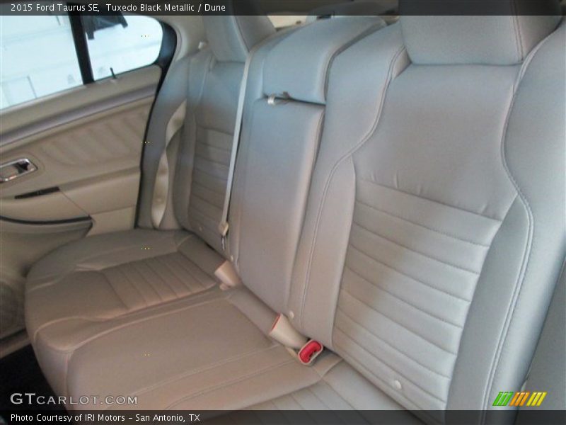Tuxedo Black Metallic / Dune 2015 Ford Taurus SE