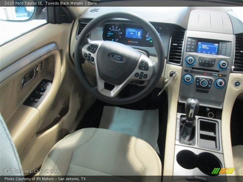 Tuxedo Black Metallic / Dune 2015 Ford Taurus SE