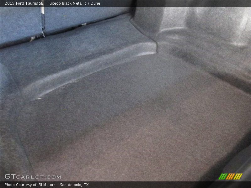 Tuxedo Black Metallic / Dune 2015 Ford Taurus SE