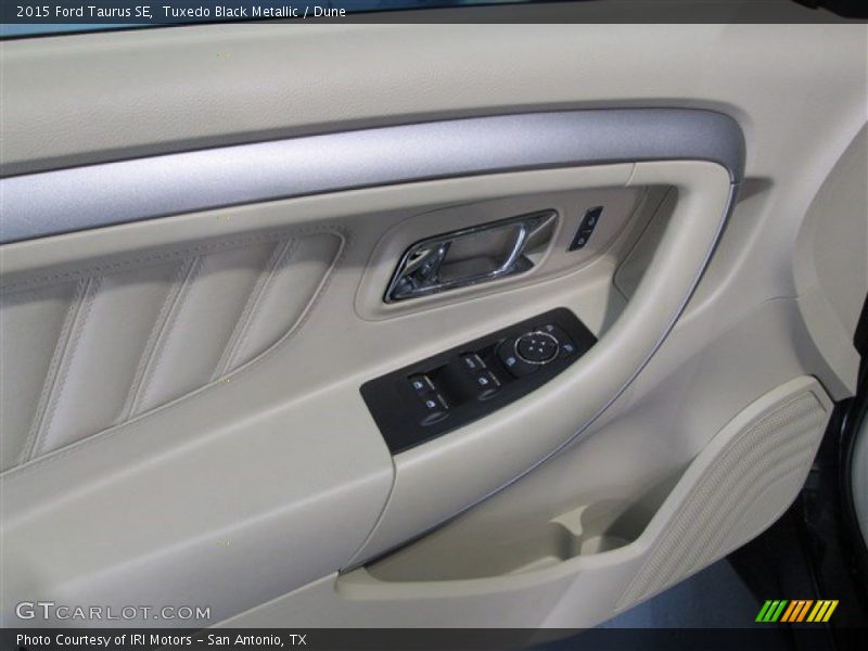 Tuxedo Black Metallic / Dune 2015 Ford Taurus SE