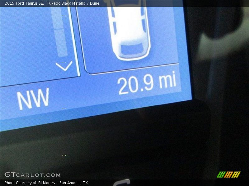 Tuxedo Black Metallic / Dune 2015 Ford Taurus SE