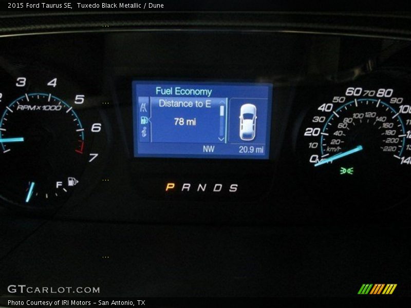 Tuxedo Black Metallic / Dune 2015 Ford Taurus SE