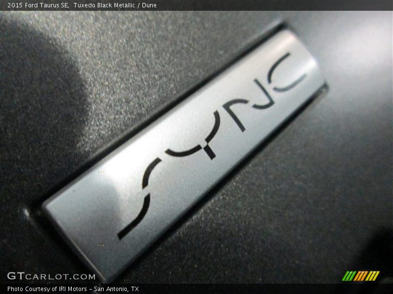 Tuxedo Black Metallic / Dune 2015 Ford Taurus SE