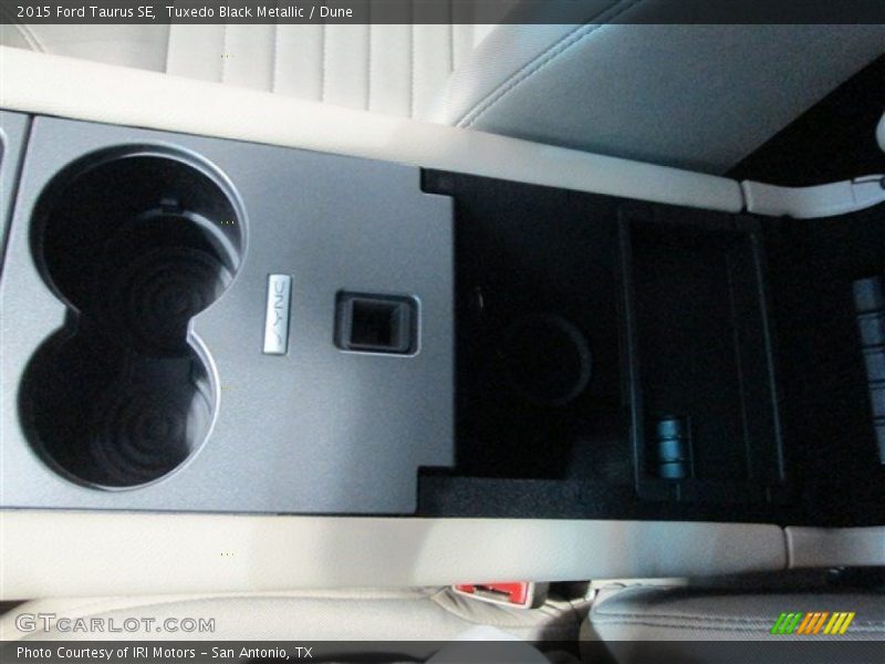 Tuxedo Black Metallic / Dune 2015 Ford Taurus SE
