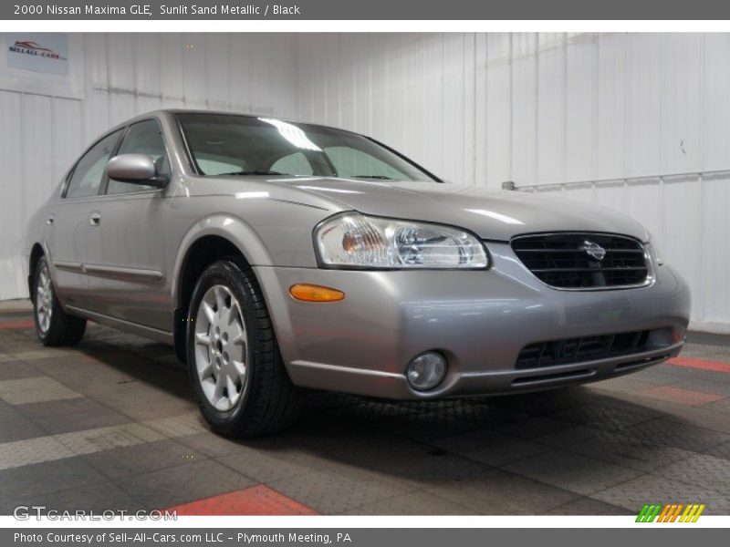 Front 3/4 View of 2000 Maxima GLE