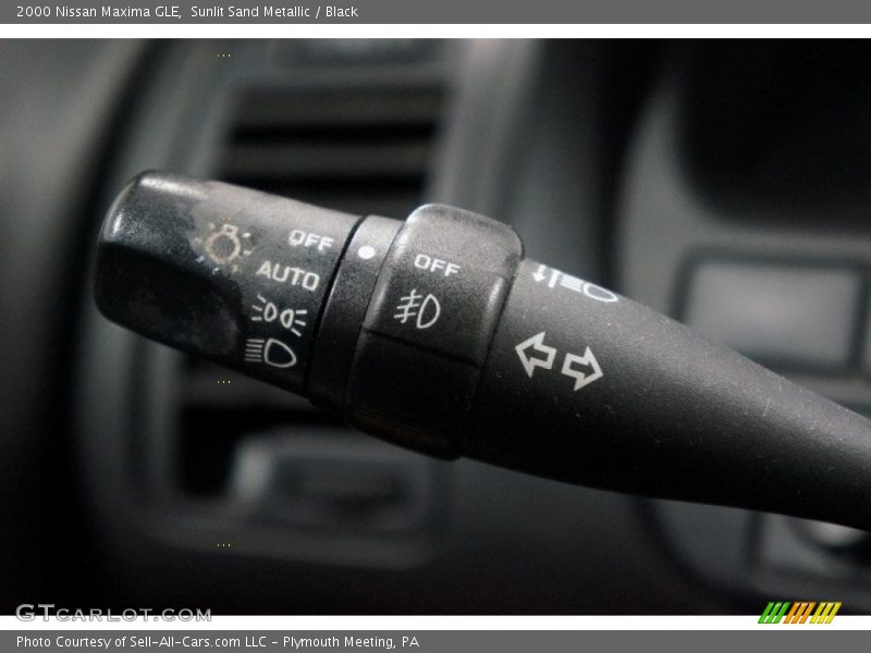 Sunlit Sand Metallic / Black 2000 Nissan Maxima GLE