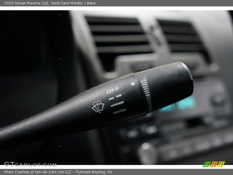 Sunlit Sand Metallic / Black 2000 Nissan Maxima GLE