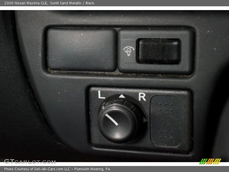 Sunlit Sand Metallic / Black 2000 Nissan Maxima GLE