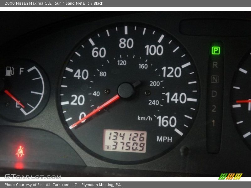 Sunlit Sand Metallic / Black 2000 Nissan Maxima GLE