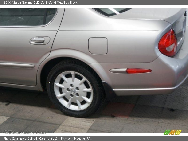 Sunlit Sand Metallic / Black 2000 Nissan Maxima GLE
