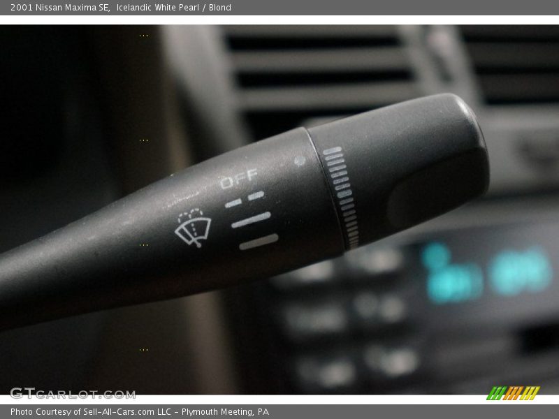 Icelandic White Pearl / Blond 2001 Nissan Maxima SE