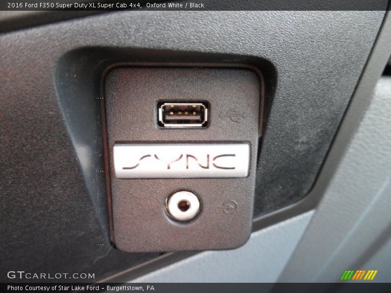 Oxford White / Black 2016 Ford F350 Super Duty XL Super Cab 4x4