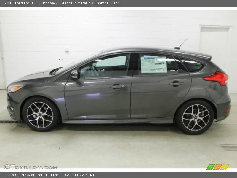 Magnetic Metallic / Charcoal Black 2015 Ford Focus SE Hatchback