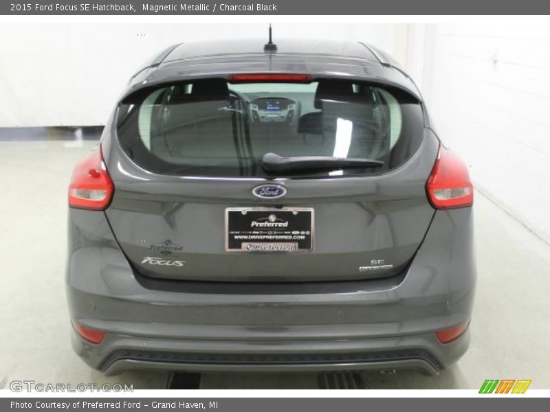 Magnetic Metallic / Charcoal Black 2015 Ford Focus SE Hatchback