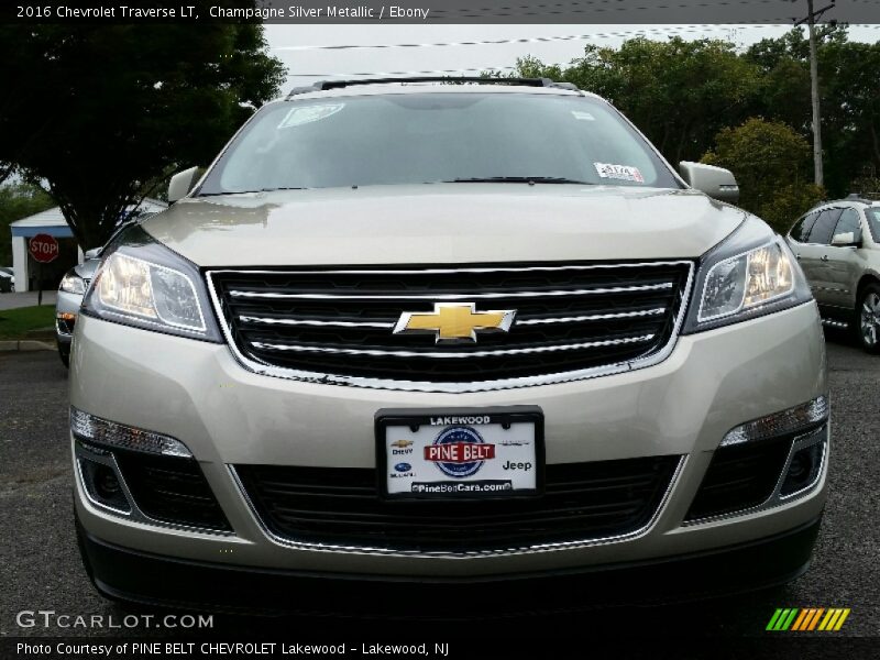 Champagne Silver Metallic / Ebony 2016 Chevrolet Traverse LT