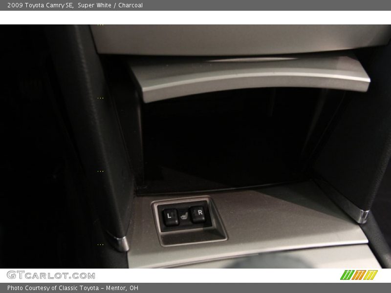 Super White / Charcoal 2009 Toyota Camry SE