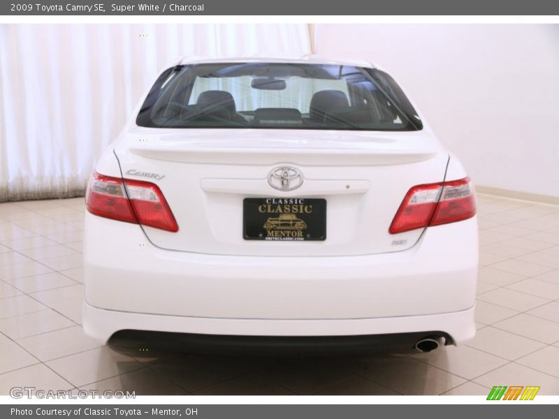 Super White / Charcoal 2009 Toyota Camry SE