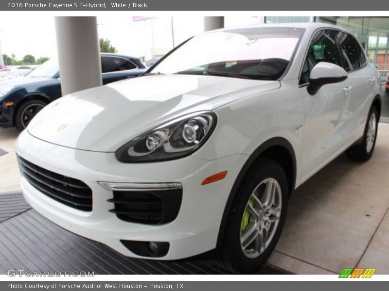 Front 3/4 View of 2016 Cayenne S E-Hybrid